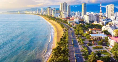 Hoàng hôn biển Phú Yên với Tháp Nghinh Phong trong tour Phú Yên Hòn Nưa Nha Trang 3 ngày 3 đêm Limousine VIP của Haidangtravel