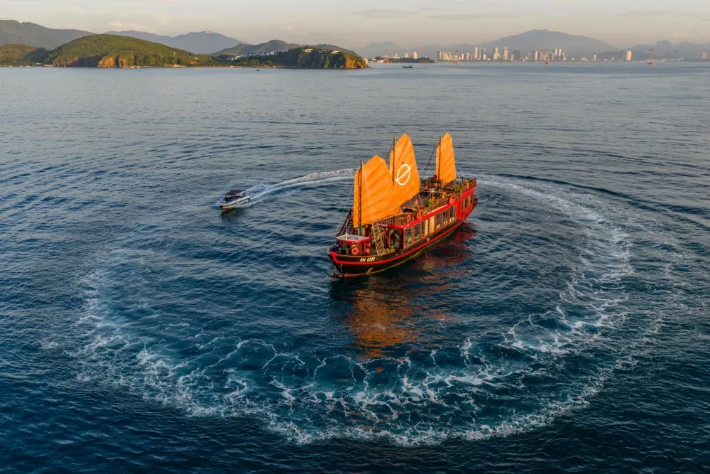 Tour Nha Trang Du Thuyền Đế Vương | Buffet Hải Sản – Xe Limousine – Khách Sạn 4 Sao