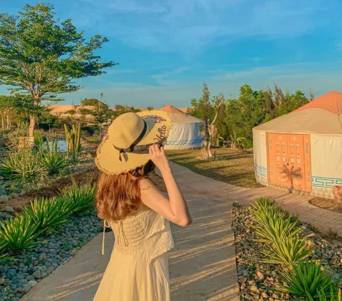 Du khách check-in lều tại thảo nguyên Tanyoli