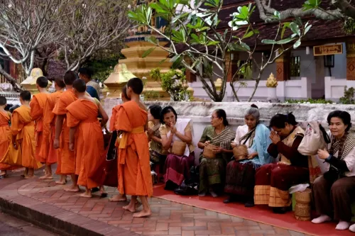 Lễ Tak Bat (tour du lich an do Lễ khất thực) – Luang Prabang