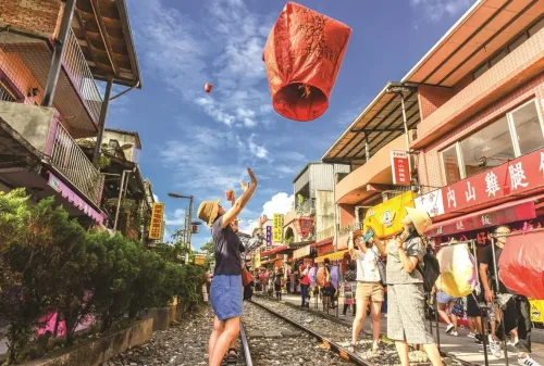 Thả đèn Thiên Đăng cầu bình an tại phố cổ Thập Phần - HAIDANGTRAVEL