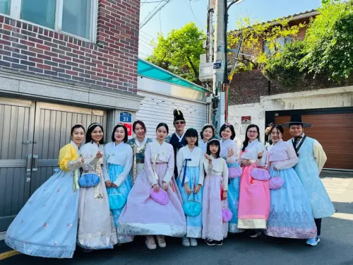 Mac Hanbok check in lang co Bukchon cung HAIDANGTRAVEL
