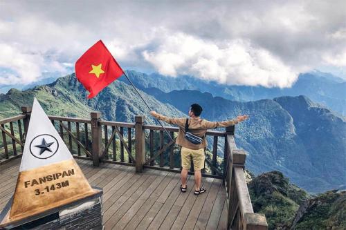 Du khách check-in tại chóp đỉnh Fansipan 3.143m rạng rỡ.