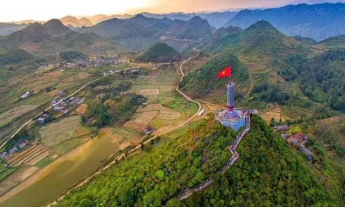 Cột Cờ Lũng Cú uy nghi dưới ánh nắng vàng vùng cực Bắc.